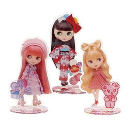 There are six new “Blythe Acrylic Stage” figures!
