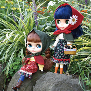 By.echo* and Dear Darling are collaborating to bring to you a beautiful folk dress perfect for the coming winter. Any outdoor scene will make your Blythe look cozy and brisk in this special dress set!