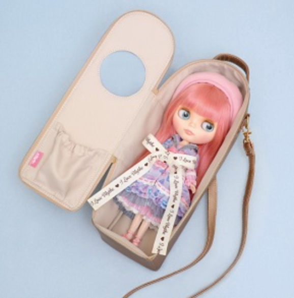 The latest version of the Blythe carrying bag, The Graceful Doll Bag is here!